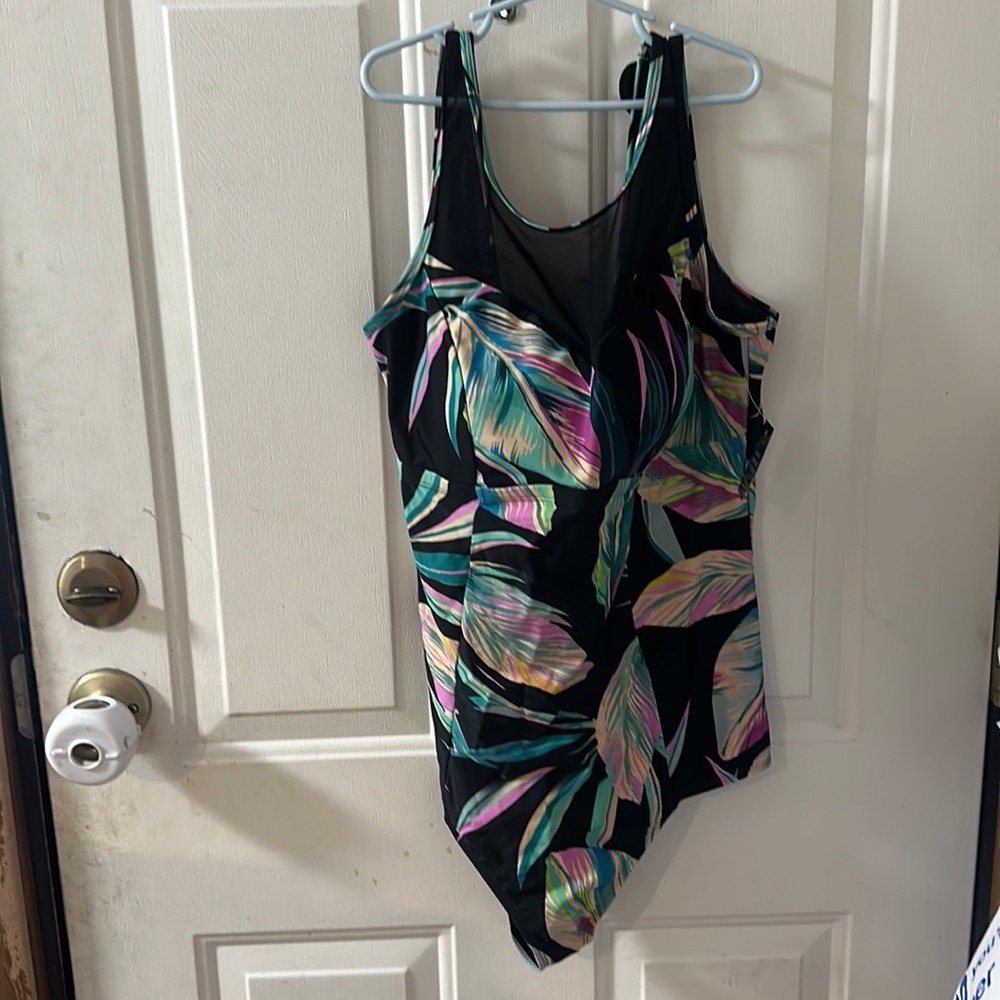 TORRID ACTIVE WIRELESS HIGH NECK ONE PIECE SWIMSUIT: BLACK/TROPICAL: NWT: SZ 1